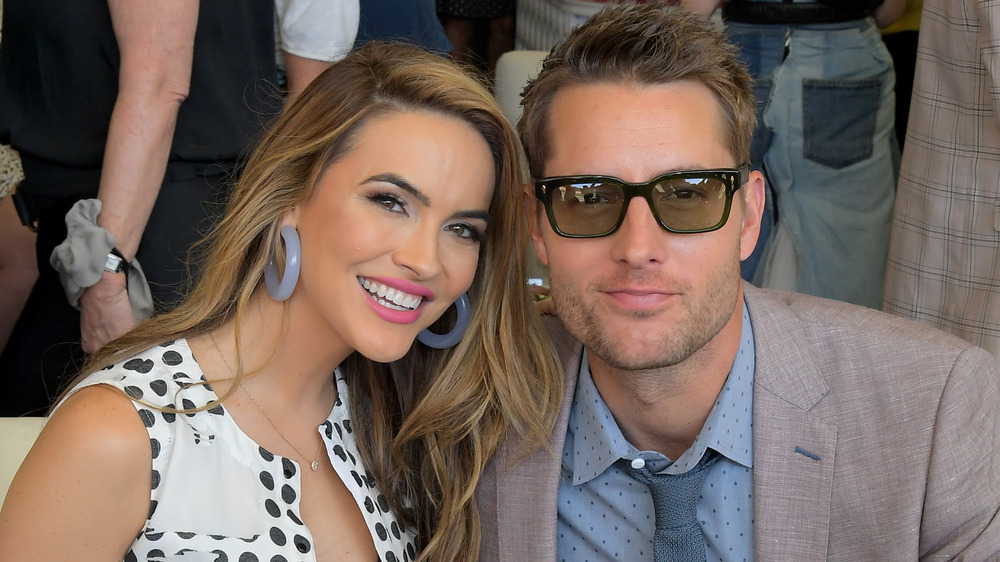 Chrishell Stause et Justin Hartley posant ensemble lors d'un événement