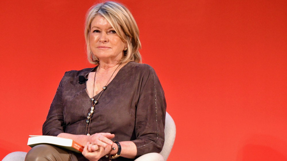 Martha Stewart avec une expression sérieuse