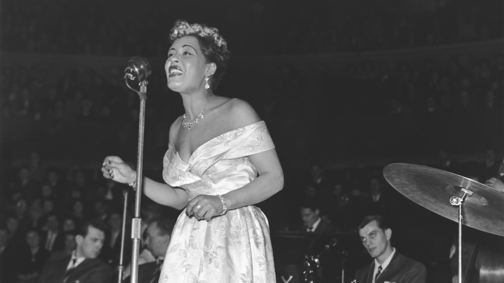 Billie Holiday joue sur scène, le 14 février 1954.