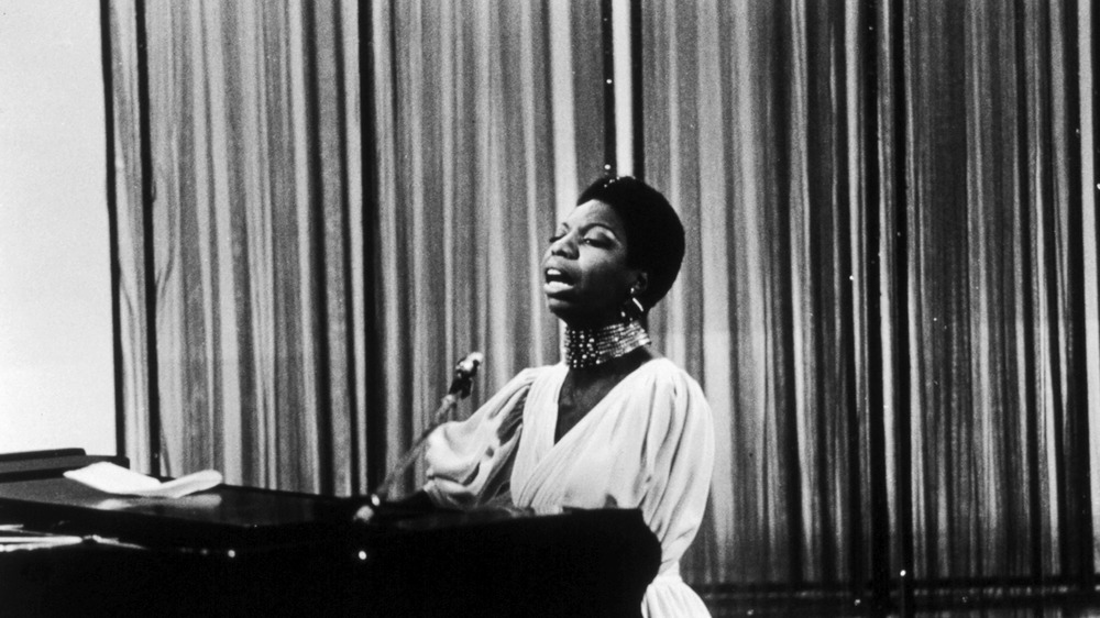 Nina Simone se produisant à la télévision