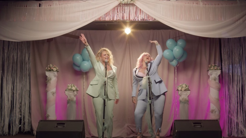 Miranda Lambert et Elle King chantent dans le clip de 'Drunk (And I Don't Wanna Go Home)'