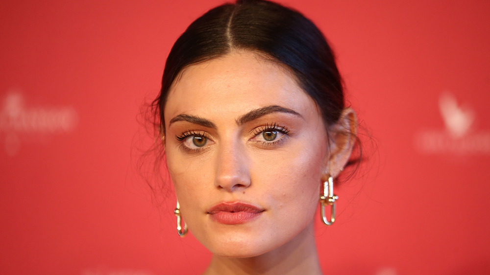 Phoebe Tonkin sur tapis rouge