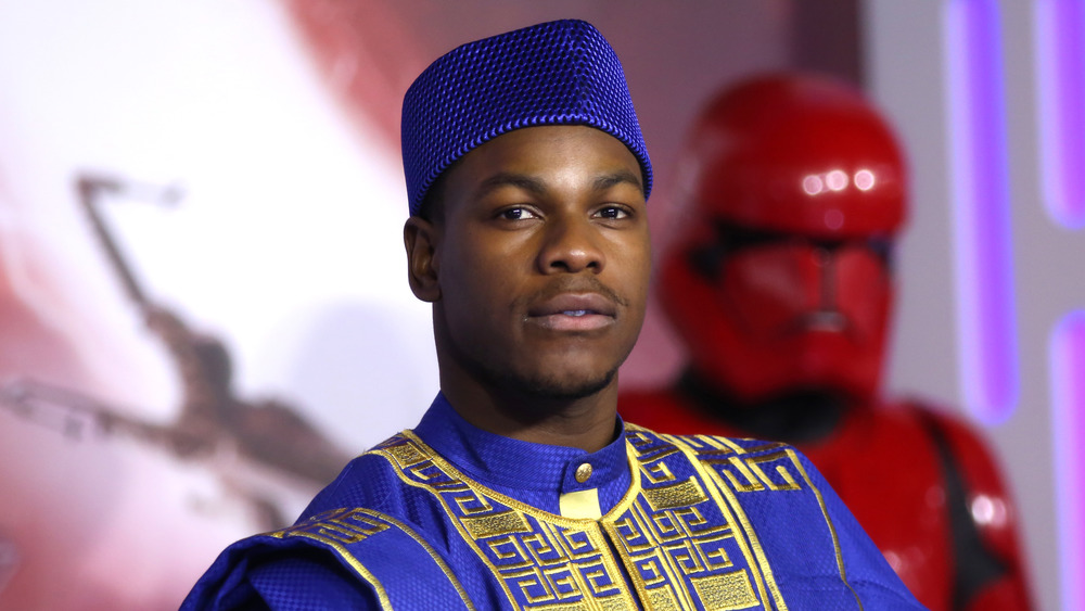 John Boyega porte un agbada lors de la première de Star Wars