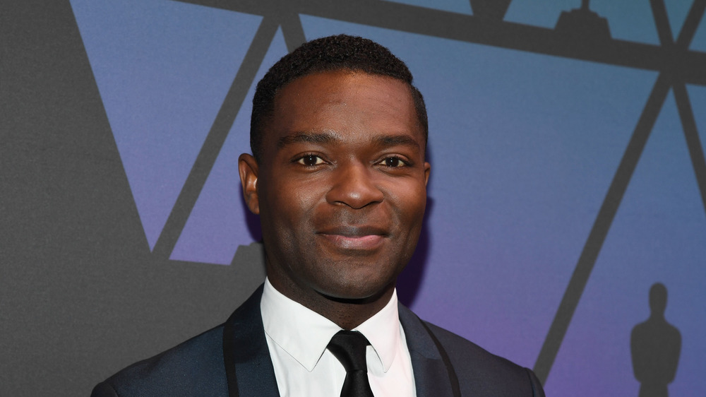 David Oyelowo a l'air élégant dans un costume slim ajusté