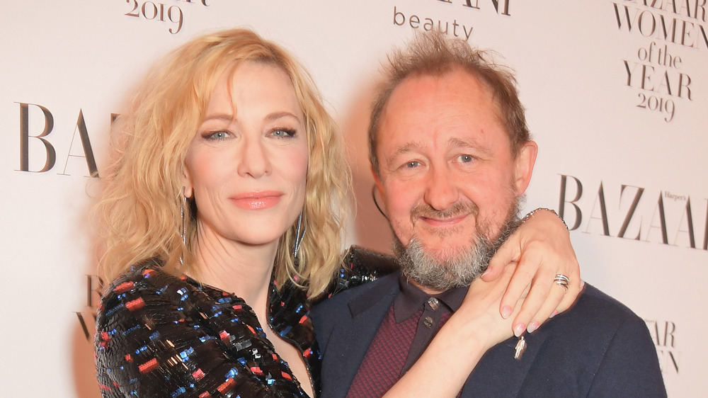 Cate Blanchett embrasse son mari Andrew Upton sur le tapis rouge