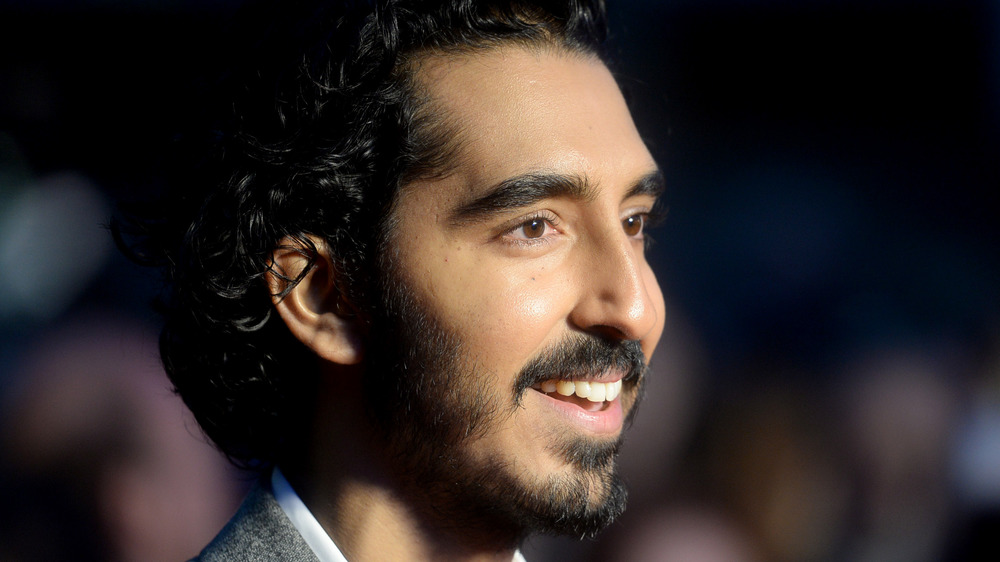 Dev Patel sourit alors qu'il pose lors d'un événement