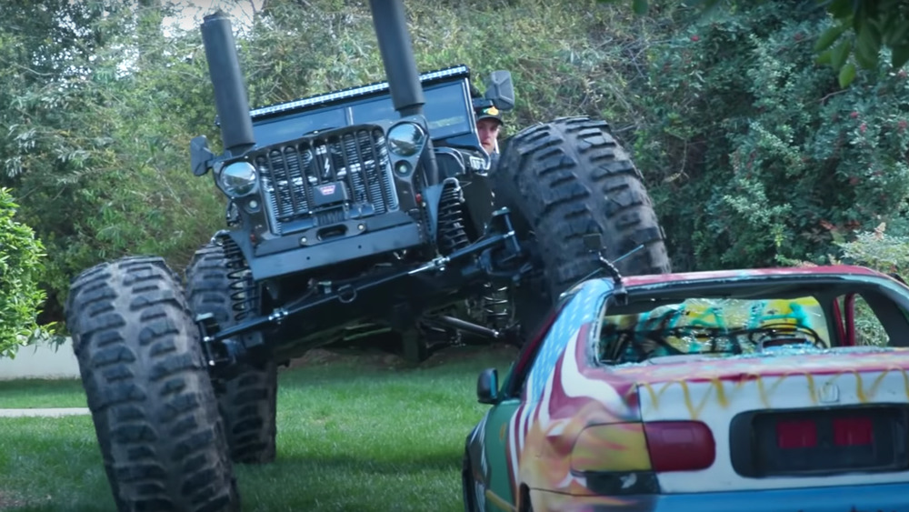 Jake Paul écrase une voiture avec son véhicule apocalypse 