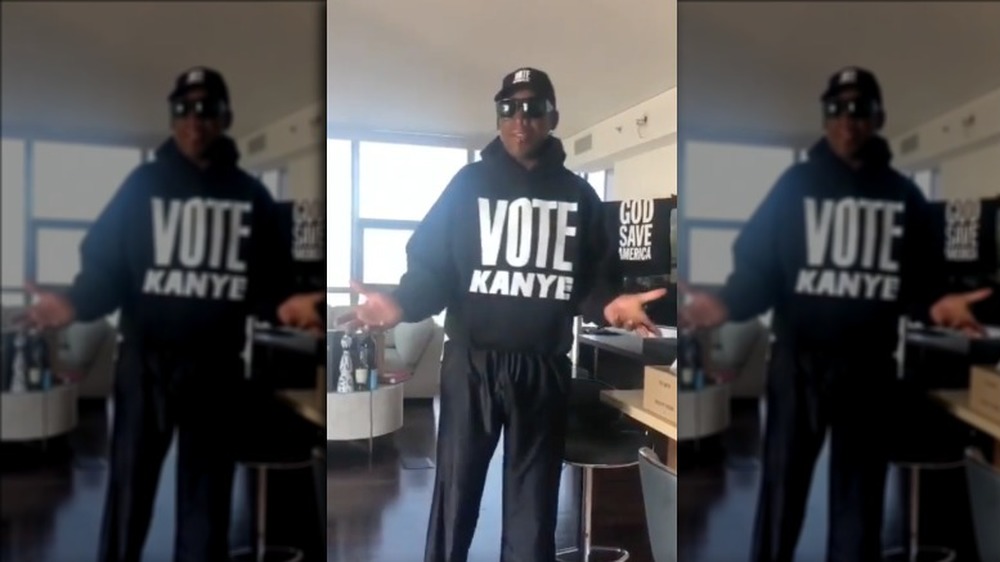 Dennis Rodman exhibant sa chemise Vote Kanye sur Instagram 