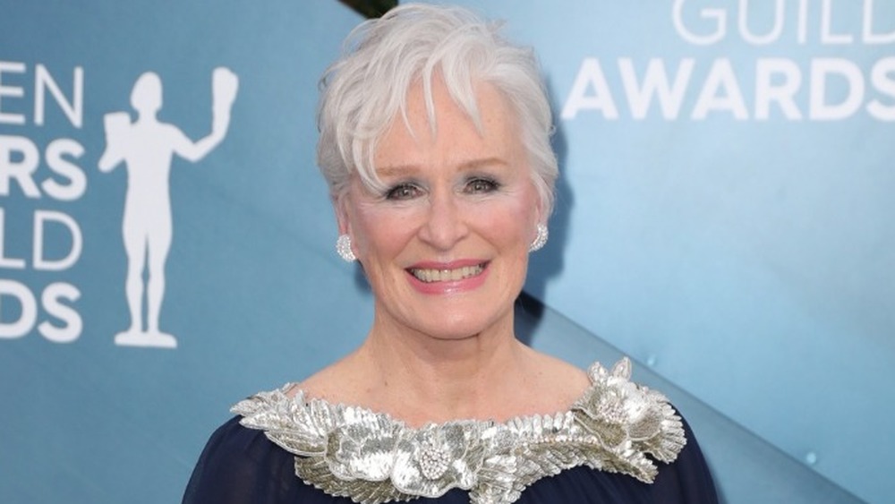 Glenn Close posant