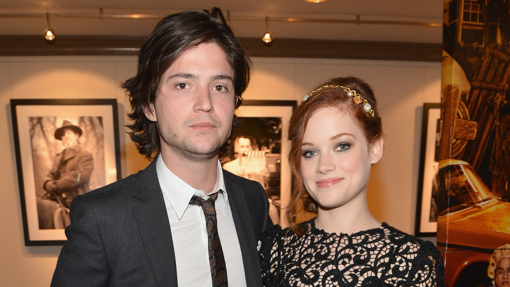 Thomas McDonell et Jane Levy posant