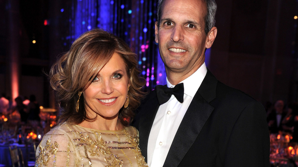 Katie Couric et John Molner souriant