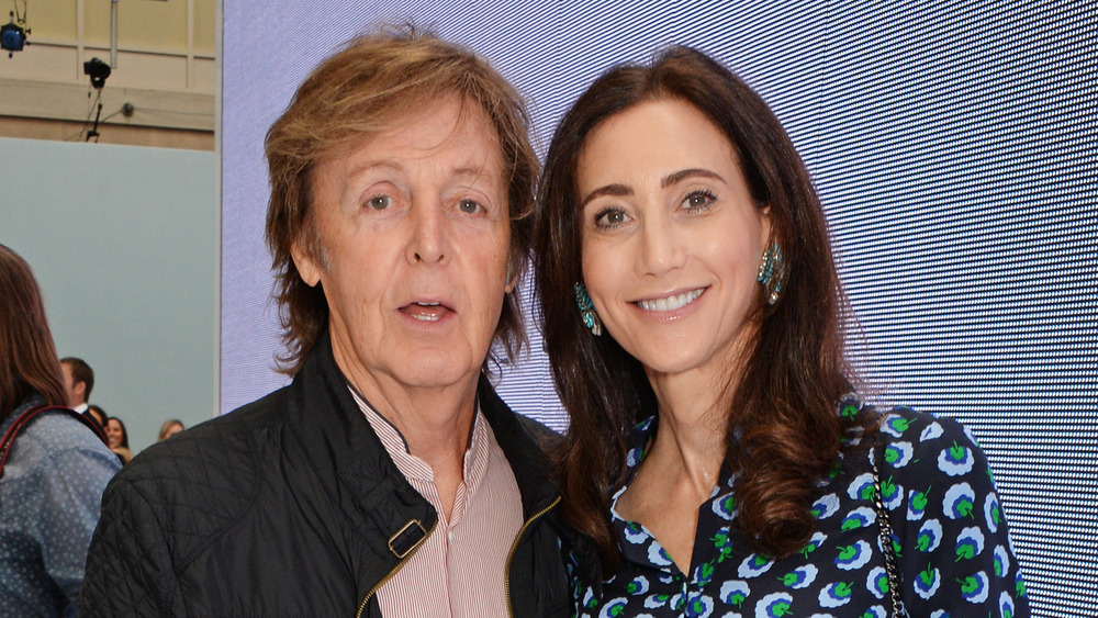 Paul McCartney et Nancy Shevell posant ensemble