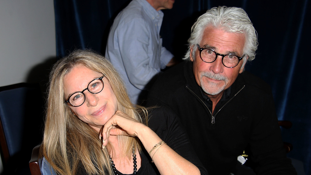 Barbra Streisand et James Brolin regardant la caméra