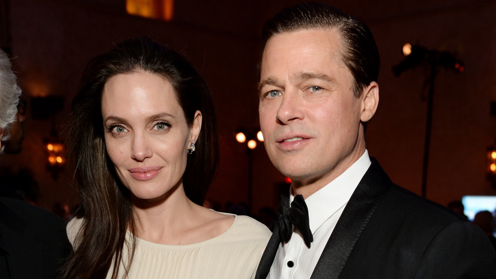 Angelina Jolie et Brad Pitt regardant la caméra