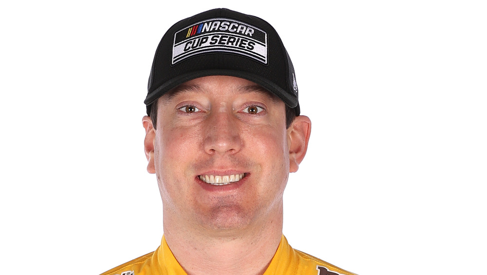 Kyle Busch souriant en combinaison NASCAR