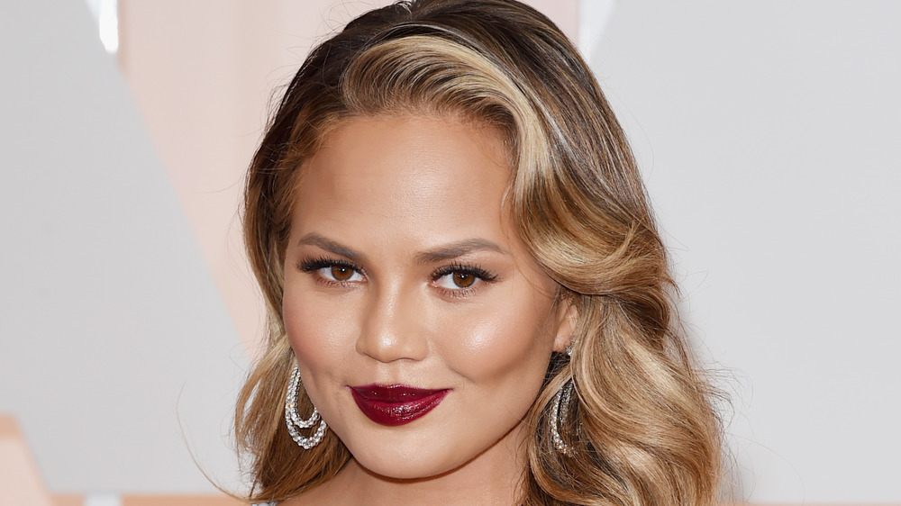 La vraie raison pour laquelle Chrissy Teigen a partagé un selfie très révélateur