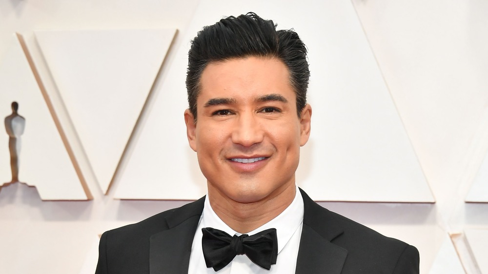 Le nouveau rôle à vie de Mario Lopez est de hausser les sourcils