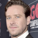 L’étrange façon dont Armie Hammer agit au milieu de son scandale