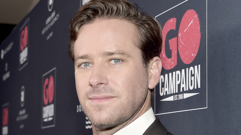 L’étrange façon dont Armie Hammer agit au milieu de son scandale