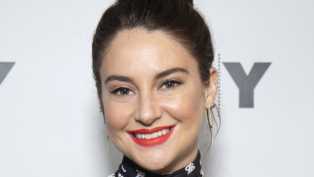 Shailene Woodley posant sur le tapis rouge