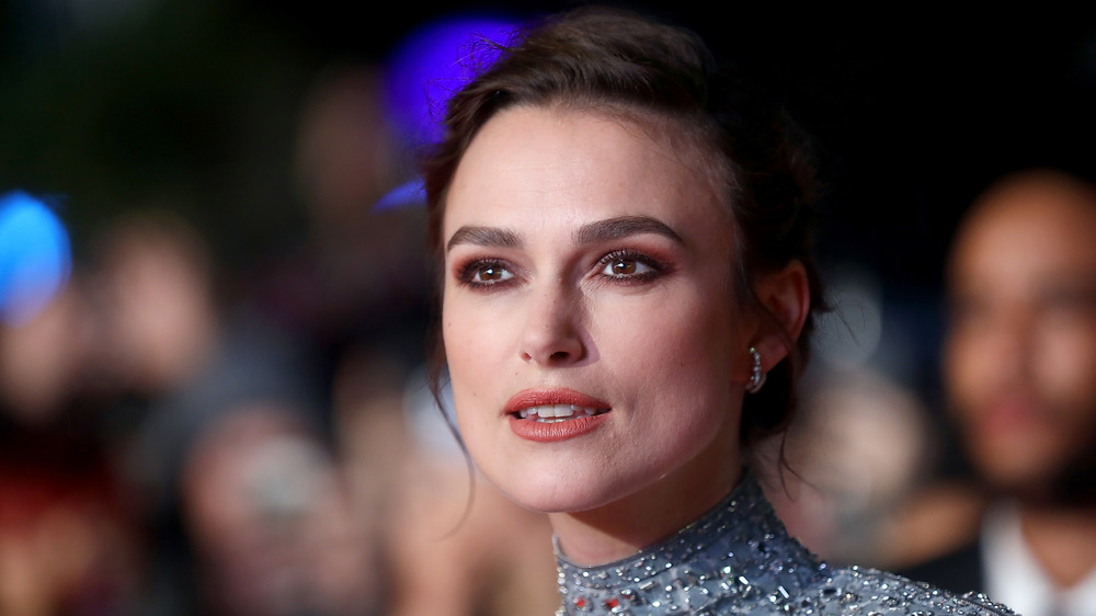 Keira Knightley enfile un chignon lors d'un événement sur le tapis rouge