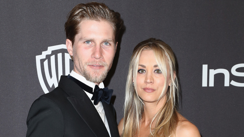 Kaley Cuoco et Karl Cook posent