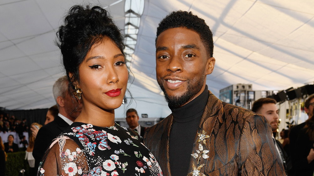 Chadwick Boseman et Taylor Simone Ledward lors d'un événement