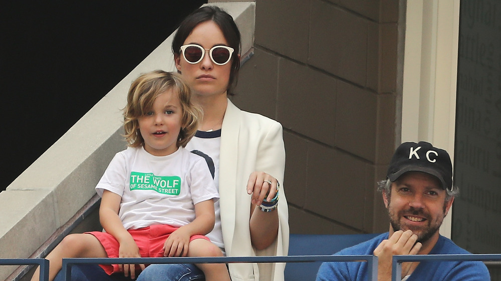 Olivia Wilde et Jason Sudeikis lors d'un match de tennis avec leur fils Otis