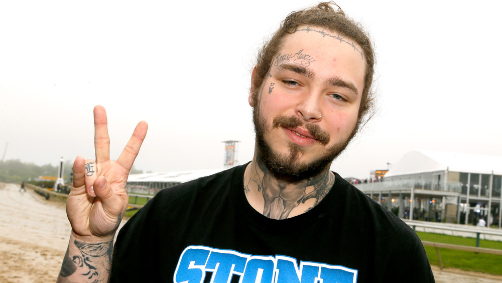 Post Malone brandissant un signe de paix 