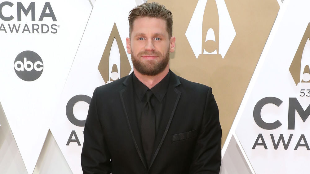 Chase Rice sourit aux CMA Awards 