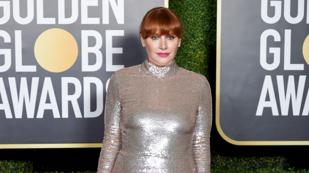 Bryce Dallas Howard pose pour des photos aux Golden Globes 2021