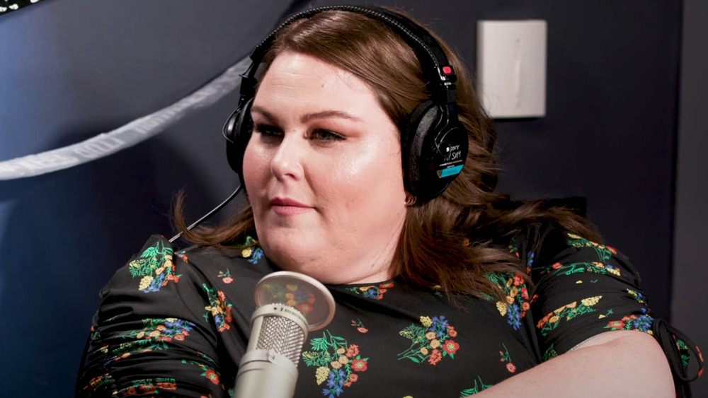 Chrissy Metz au micro pour une interview radio 