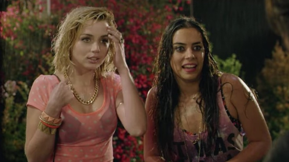 Ana de Armas et Lorenza Izzo dans Knock Knock