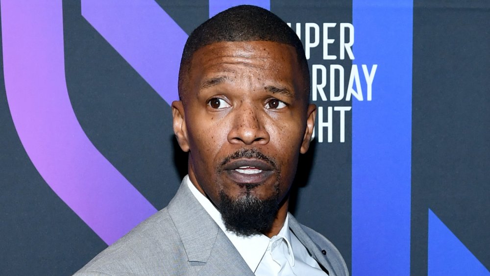 Jamie Foxx marche sur un tapis rouge à Miami en 2020