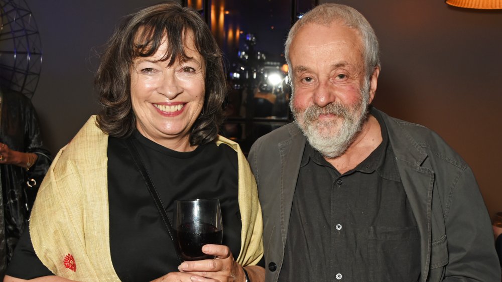 Marion Bailey et Mike Leigh sourient tous les deux