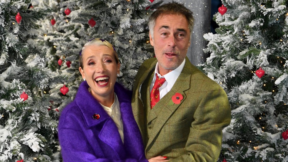 Emma Thompson et Greg Wise devant les arbres de Noël