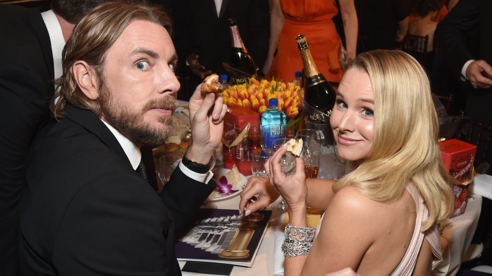 Dax Shepard et Kristen Bell à table avec des bouchées dans les mains