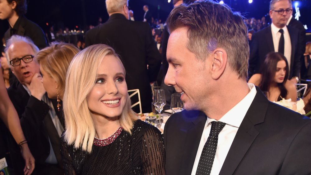 Kristen Bell et Dax Shepard se regardent