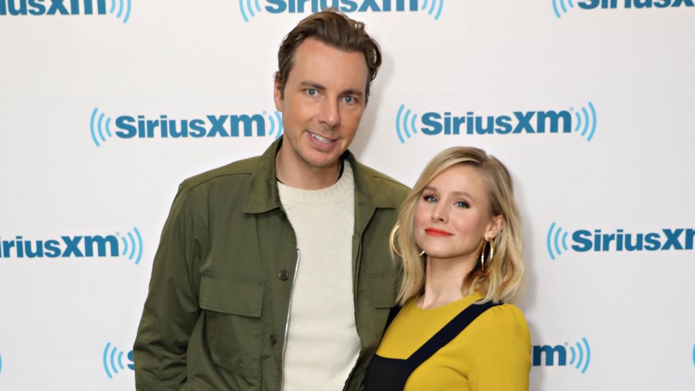 Dax Shepard et Kristen Bell devant le mur promotionnel SiriusXM