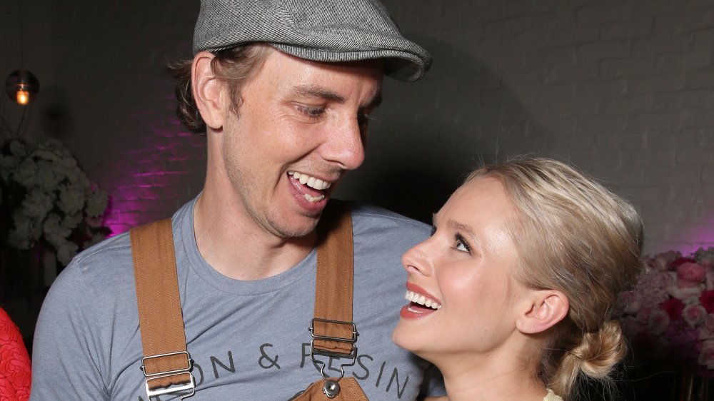 Dax Shepard et Kristen Bell rient et se sourient