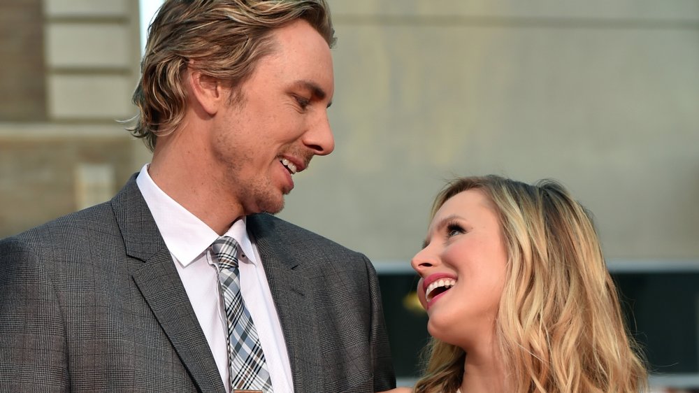 Dax Shepard et Kristen Bell se regardent amoureusement