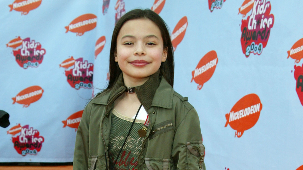 Miranda Cosgrove posant sur le tapis rouge