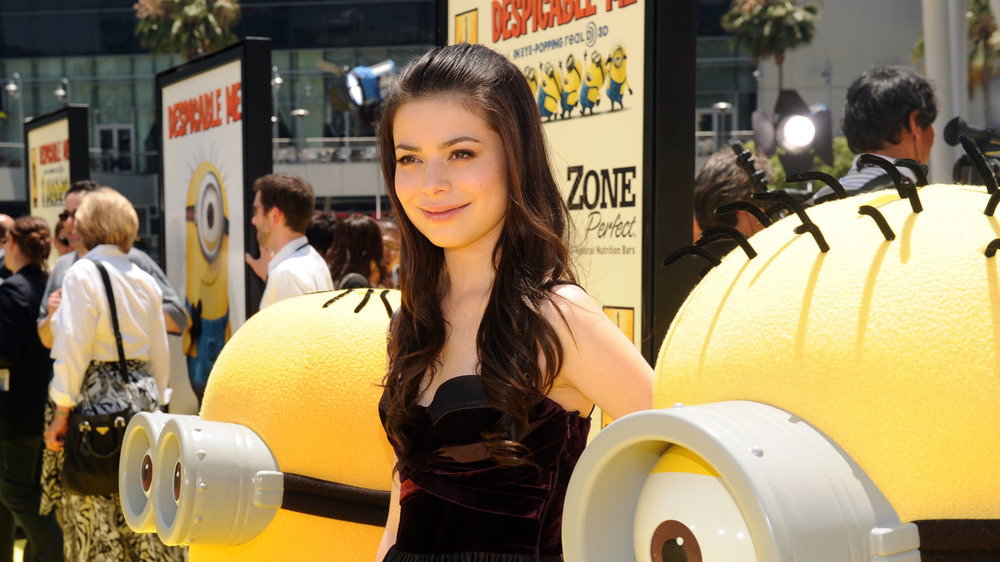 Miranda Cosgrove avec des sbires sur le tapis rouge lors de la première Despicable Me