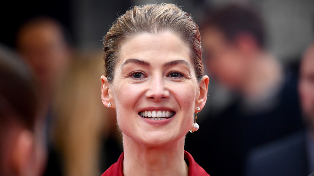 Rosamund Pike assiste à la première britannique de "Radioactive" en 2020