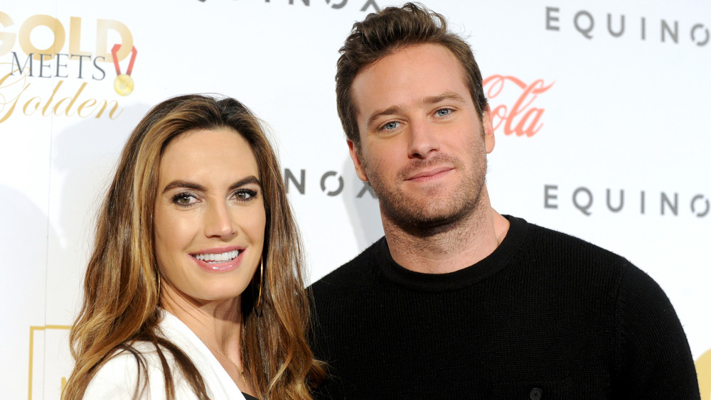 Elizabeth Chambers et Armie Hammer posant lors d'un événement