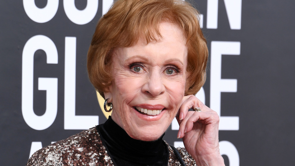 Carol Burnett tirant sur son oreille