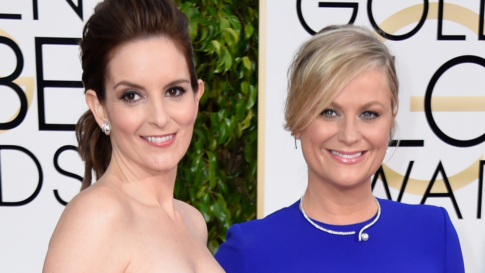 Tina Fey et Amy Poehler posant ensemble