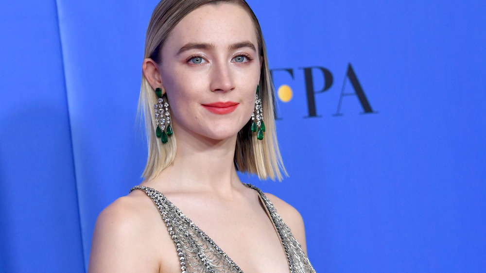 Saoirse Ronan portant une robe argentée