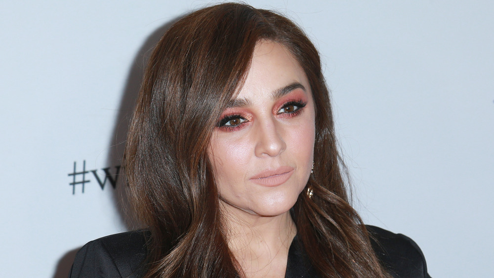 Alisan Porter posant pour la caméra