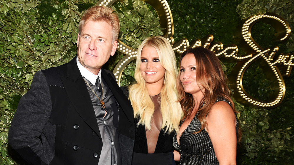 Joe Simpson, Jessica Simpson et Tina Ann Drew posent pour une photo 